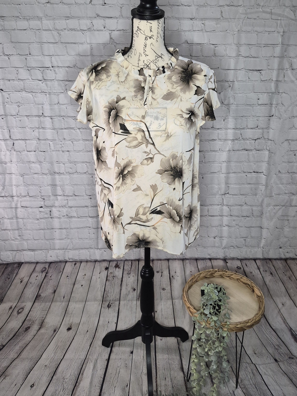 Floral Keyhole Cap-Sleeve Blouse in Cream and Taupe